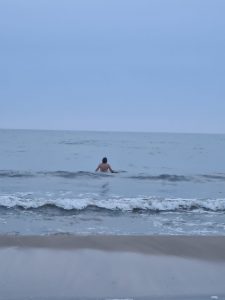 Linda beim Morgenbad im November in der Ostsee